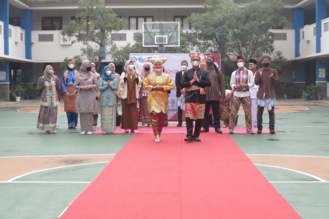 Meriah Siswa SMP Se DKI Fashion Show Baju Adat